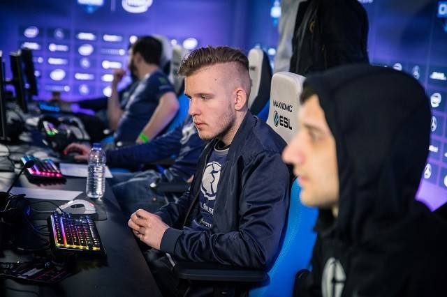 LPL主持夏安微博晒照：回家咯，忙碌但快乐的几天