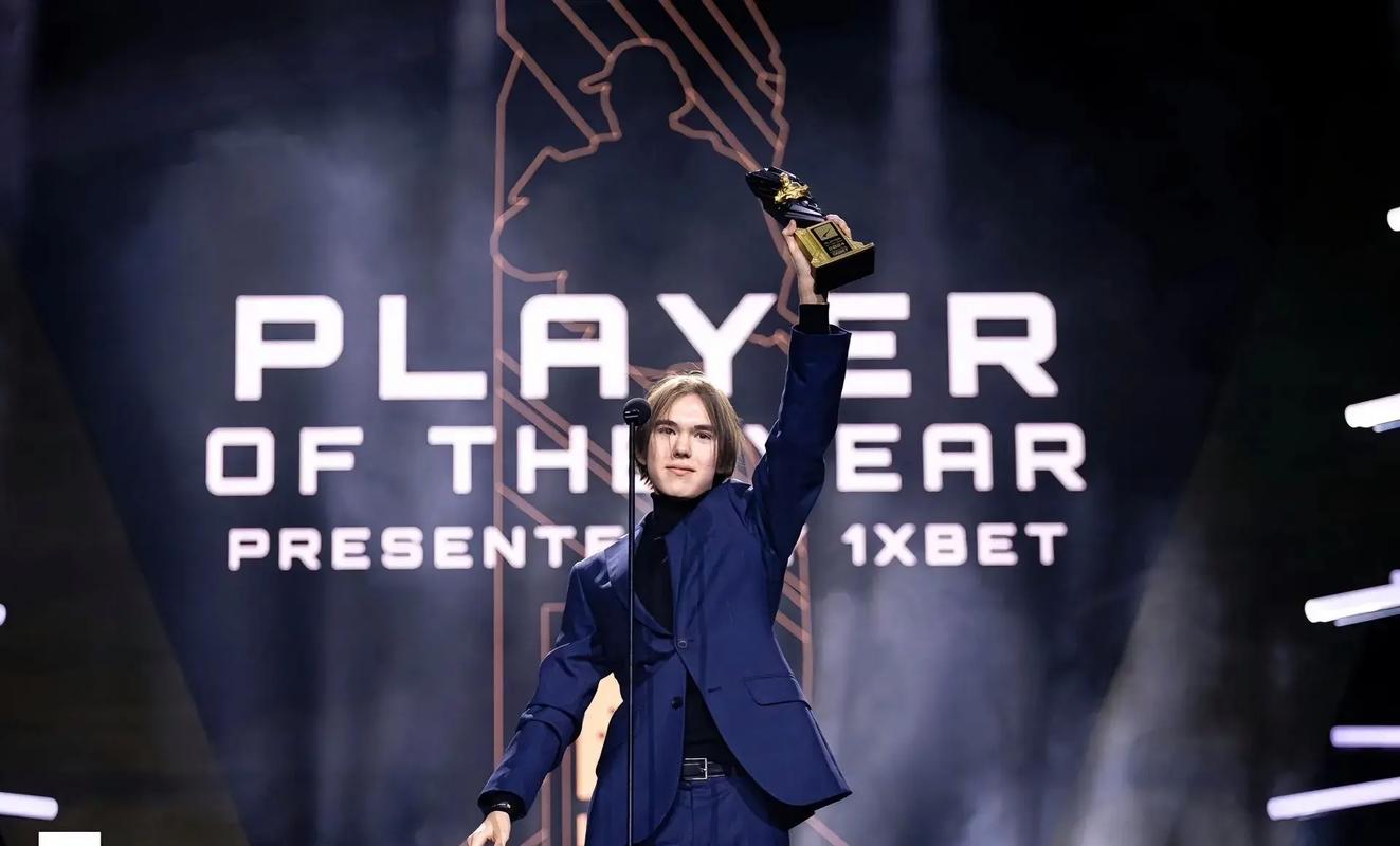 小伞战队评级 S：EDG S-：LNG、RNG、TES